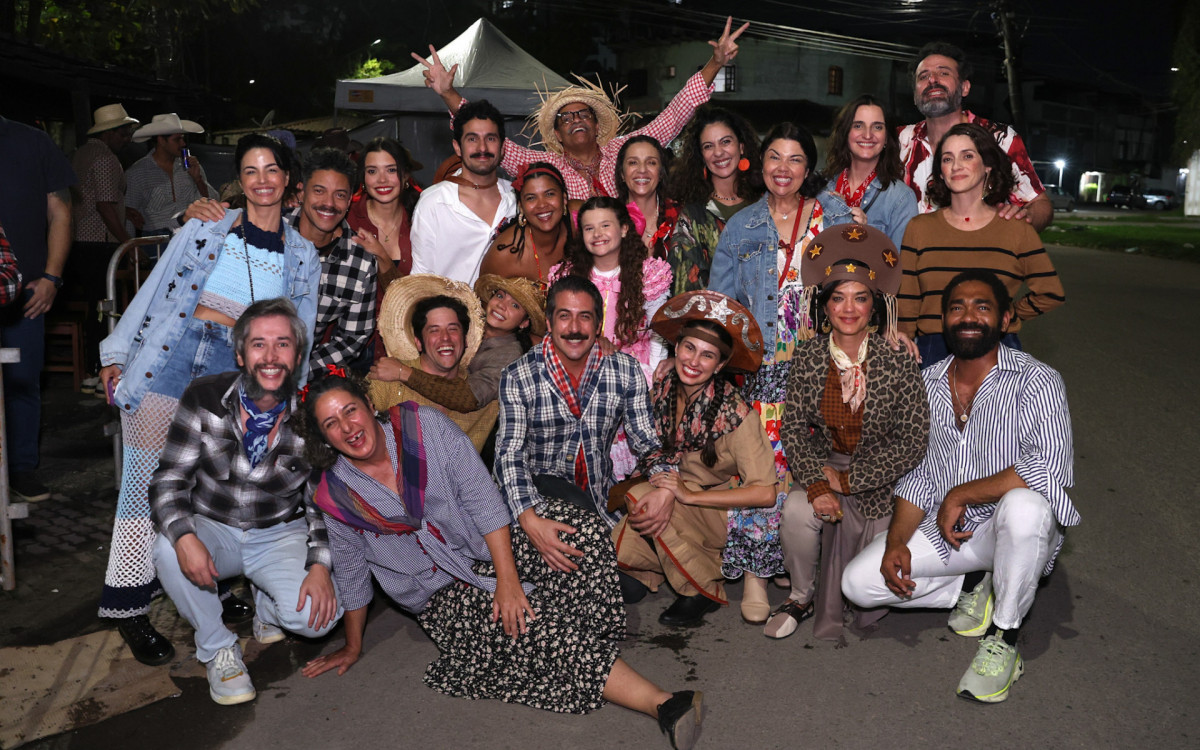 Elenco de 'A Nobreza do Amor' se re&uacute;ne em arrai&aacute;