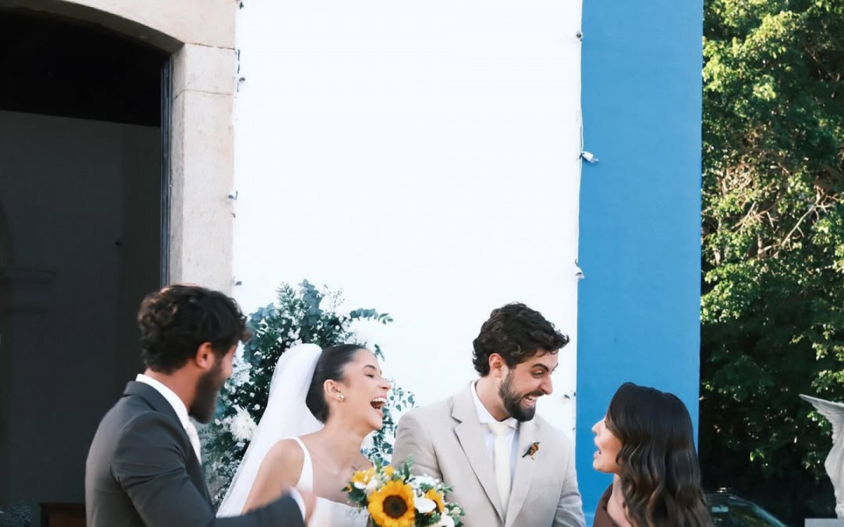 Larissa Manoela e Andr&eacute; Luiz Frambach foram padrinhos do casamento de Eike e Nat&aacute;lia