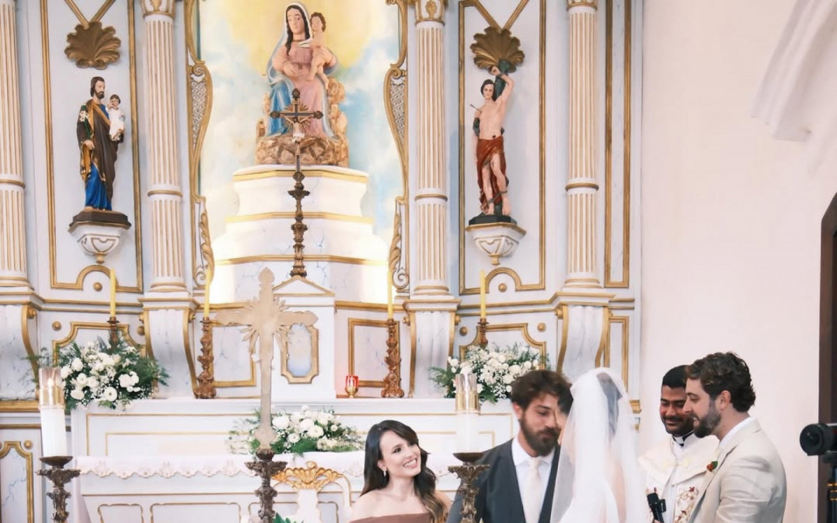 Larissa Manoela e Andr&eacute; Luiz Frambach foram padrinhos do casamento de Eike e Nat&aacute;lia