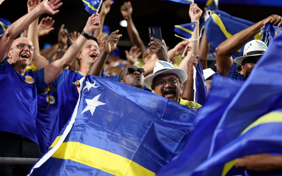 Torcida de Curaçao faz a festa após empate sem gols com o Equador