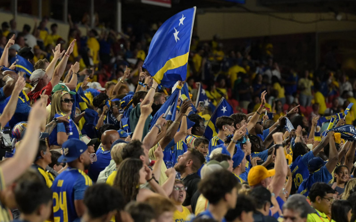 Torcida de Curaçao faz a festa após empate sem gols com o Equador