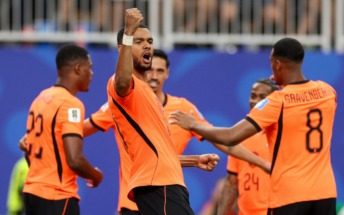 Cody Gakpo celebra gol marcado pela Holanda sobre a Suécia