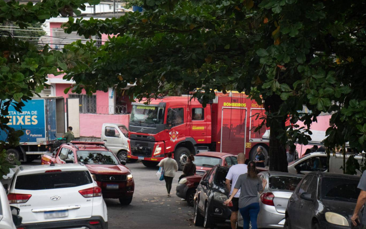 Rua fica tomada por veículos estacionados de ambos os lados
