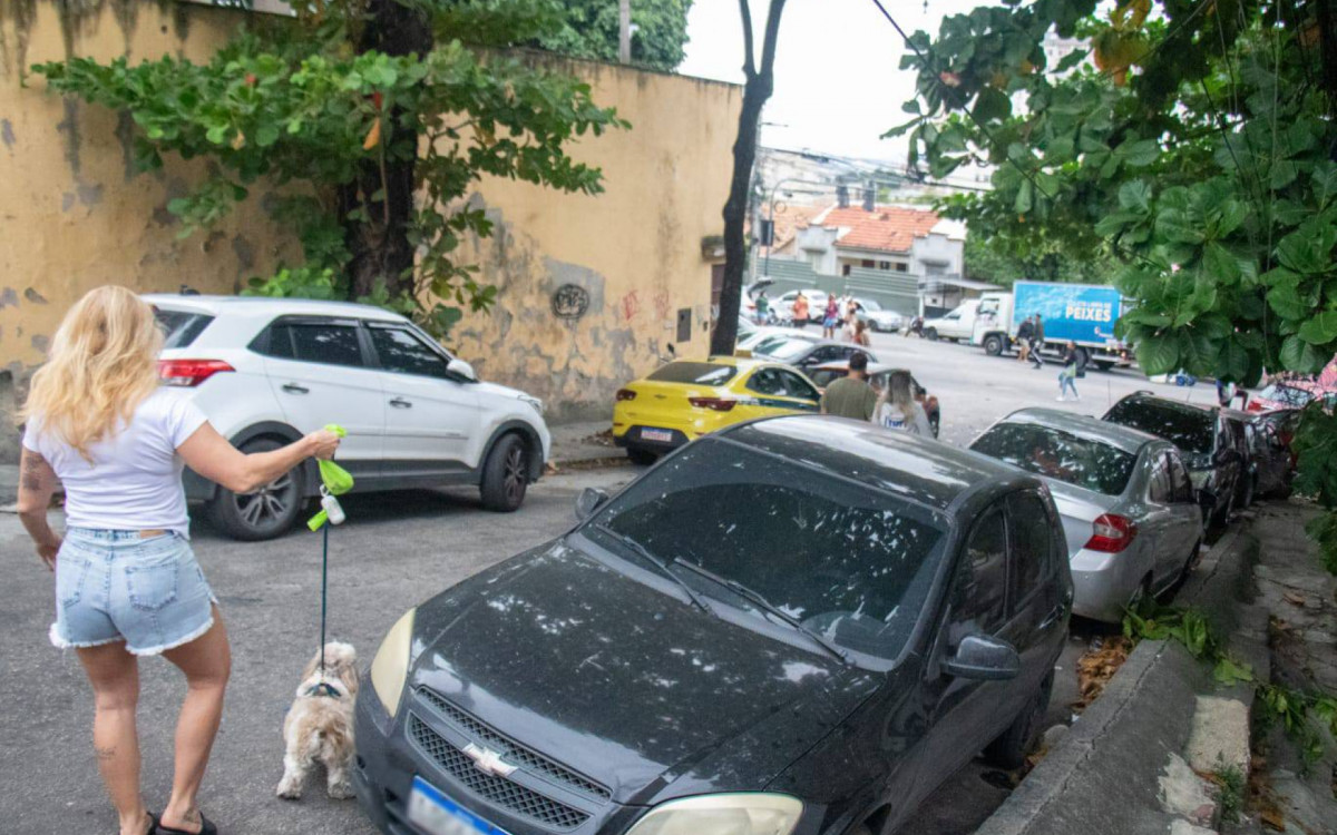 Calçadas com buracos também dificultam passagem de pedestres