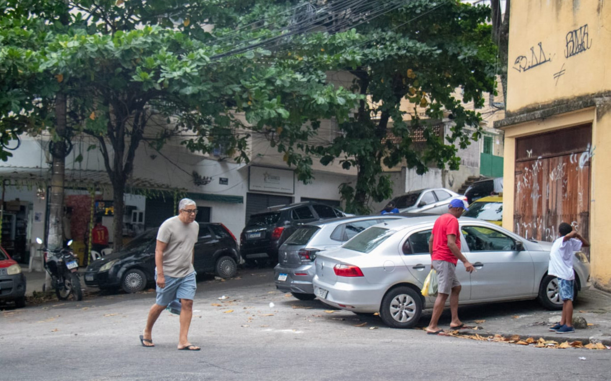 Carros estacionados na calçada prejudicam pedestres