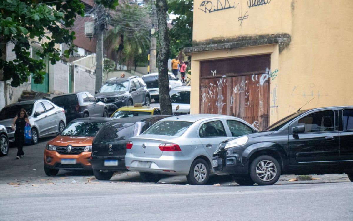Carros estacionados na calçada prejudicam pedestres