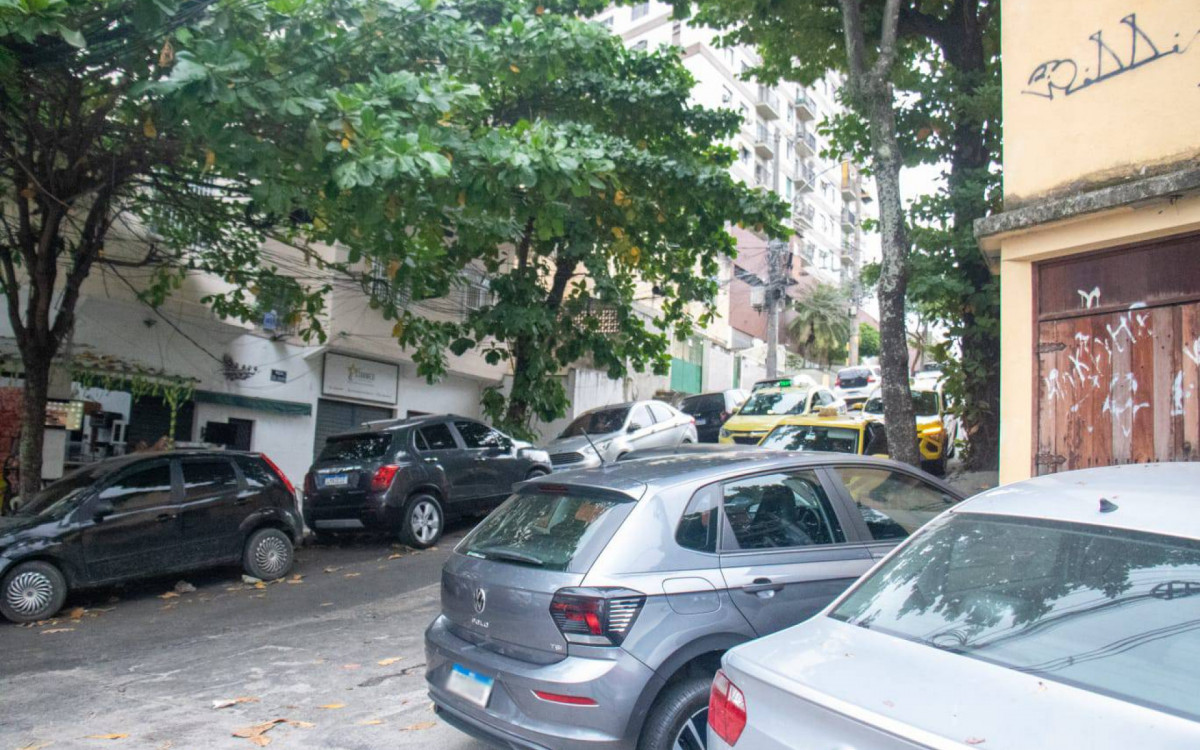 Carros estacionados na calçada prejudicam pedestres