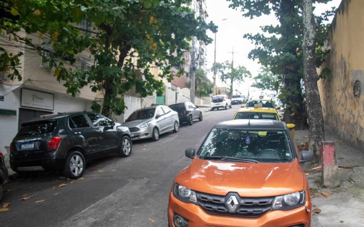 Carros estacionados de ambos os lados da rua também dificultam passagem de pedestres