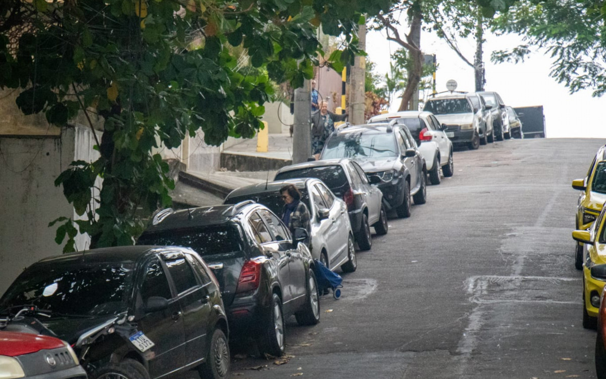 Carros estacionados de ambos os lados da rua também dificultam passagem de pedestres