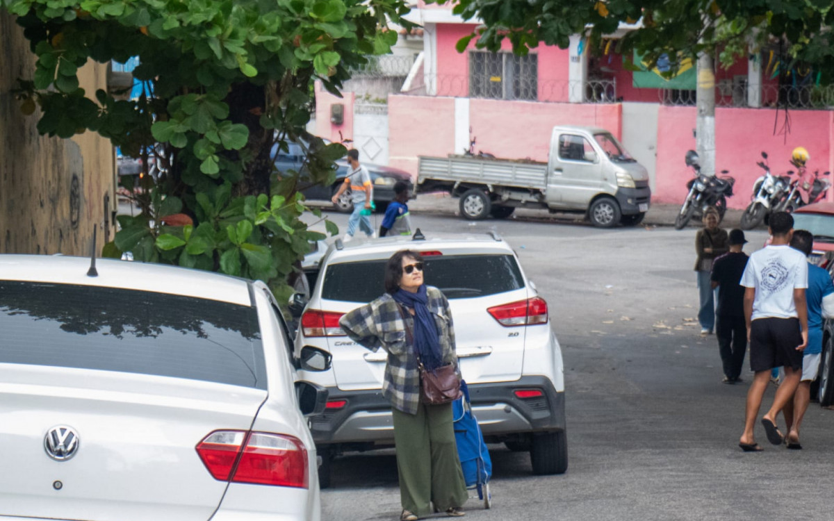 Ruth tentava transitar na rua com seu carrinho de feira