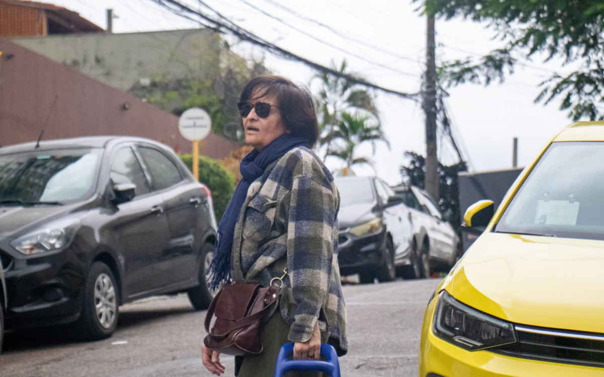 Ruth tentava transitar na rua com seu carrinho de feira