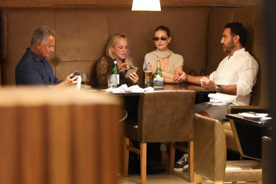 Marina Ruy Barbosa curte jantar com noivo e os pais
