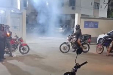 Motoboys protestam em condomínio após funcionário armado ameaçar entregador 