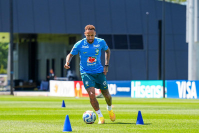 Neymar será avaliado diariamente para ser aproveitado contra a Escócia