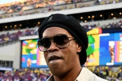 Aos 46 anos, Ronaldinho faz mistério sobre possível retorno ao futebol