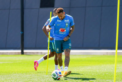 Sete titulares são poupados, e Neymar participa de treino