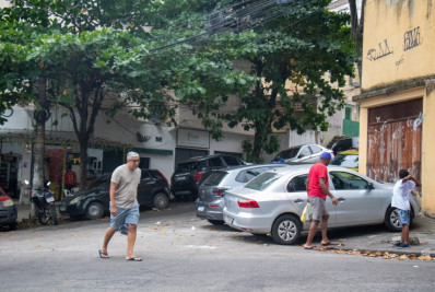Carros ocupam calçadas e prejudicam pedestres no Cachambi: 'A gente anda no meio da rua'