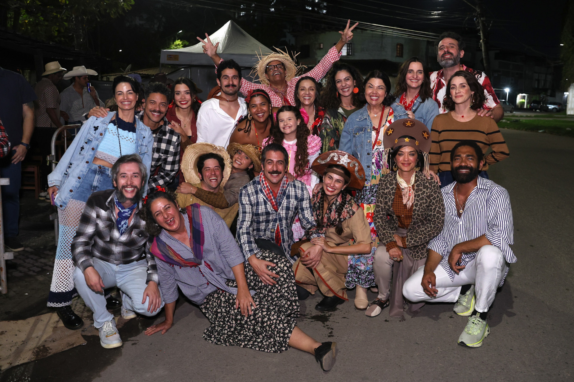Elenco de 'A Nobreza do Amor' se reúne em arraiá - Roberto Filho / Brazil News