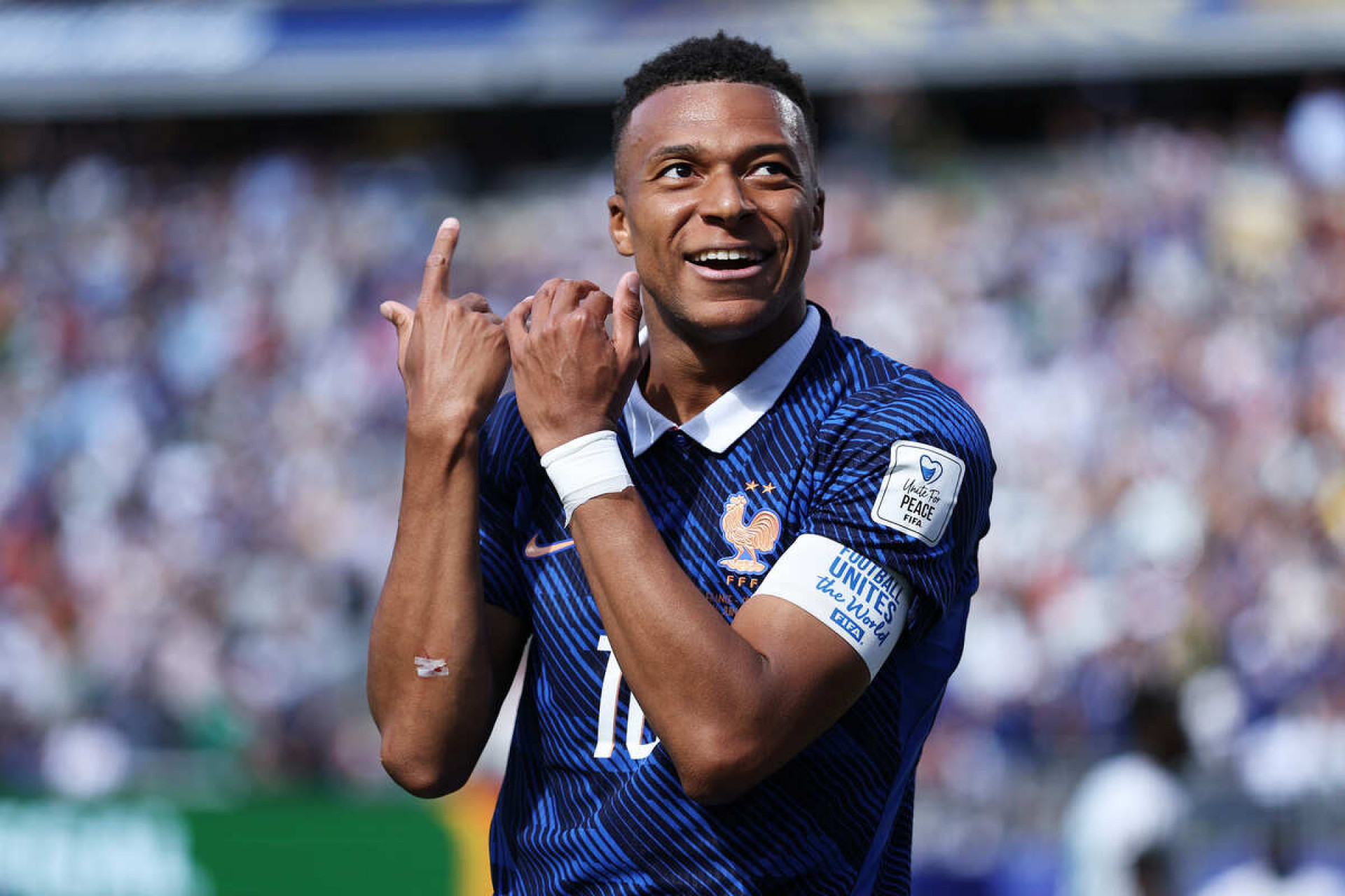 T&eacute;cnico do Iraque diz que n&atilde;o pode controlar Mbapp&eacute;