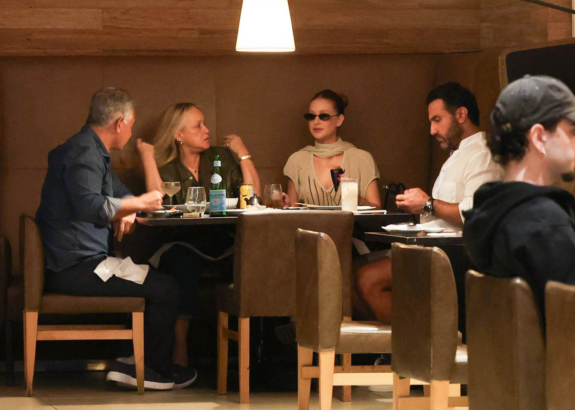 Marina Ruy Barbosa aproveita jantar com o noivo e os pais - Roberto Filho / Brazil News