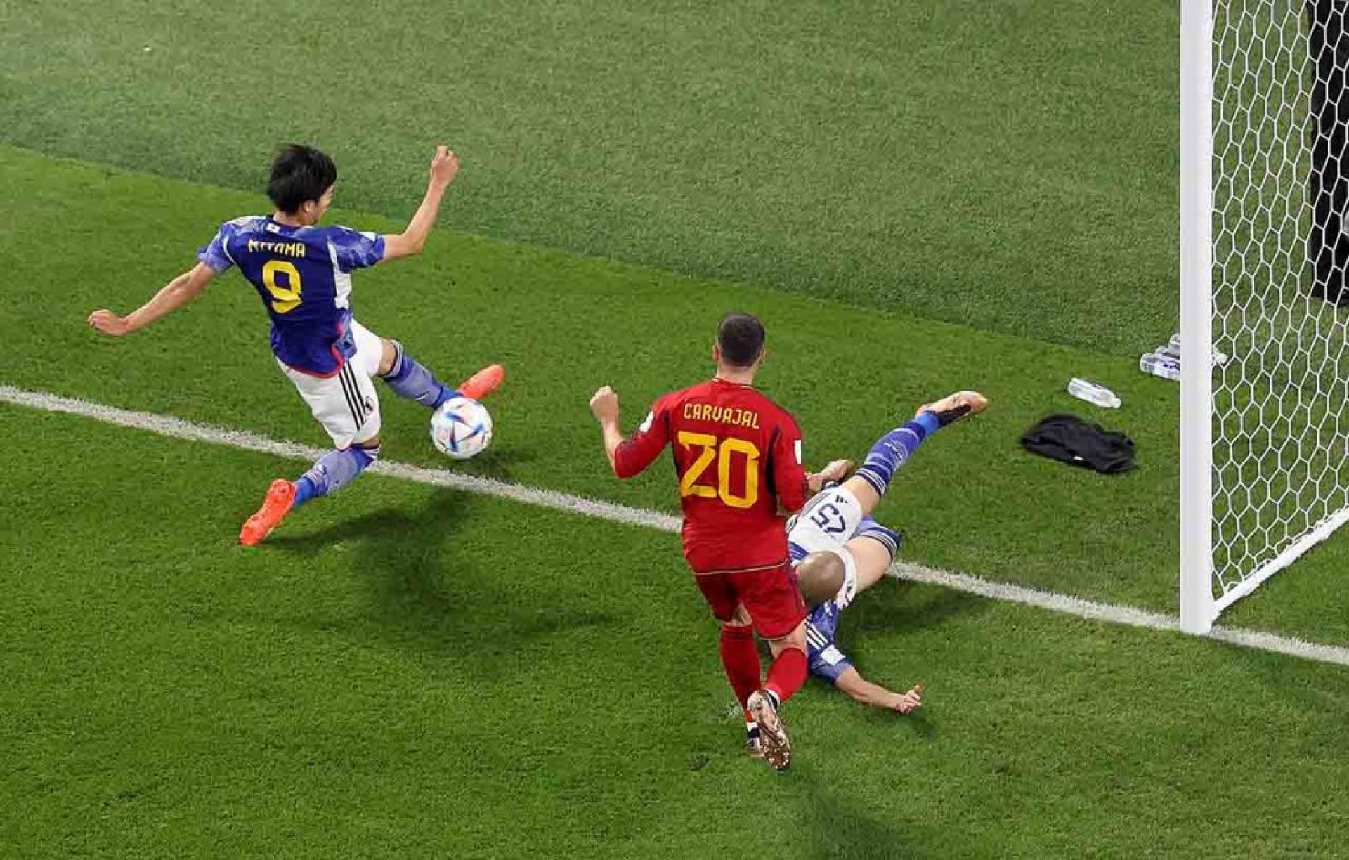 Jap&atilde;o tem gol evitado por tecnologia no chip na bola e recorda lance de 2022