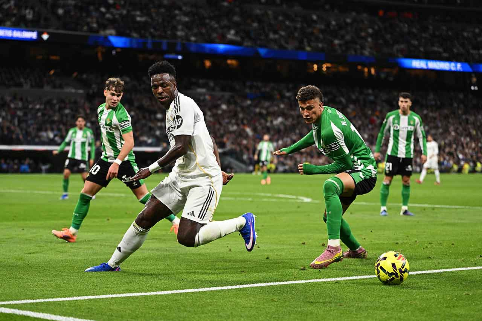 MADRID, SPAIN - JANUARY 04: Vinicius Junior of Real Madrid battles for possession with Nelson Deossa of Real Betis during the LaLiga EA Sports match between Real Madrid CF and Real Betis Balompie at Estadio Santiago Bernabeu on January 04, 2026 in Madrid, Spain. (Photo by Denis Doyle/Getty Images)