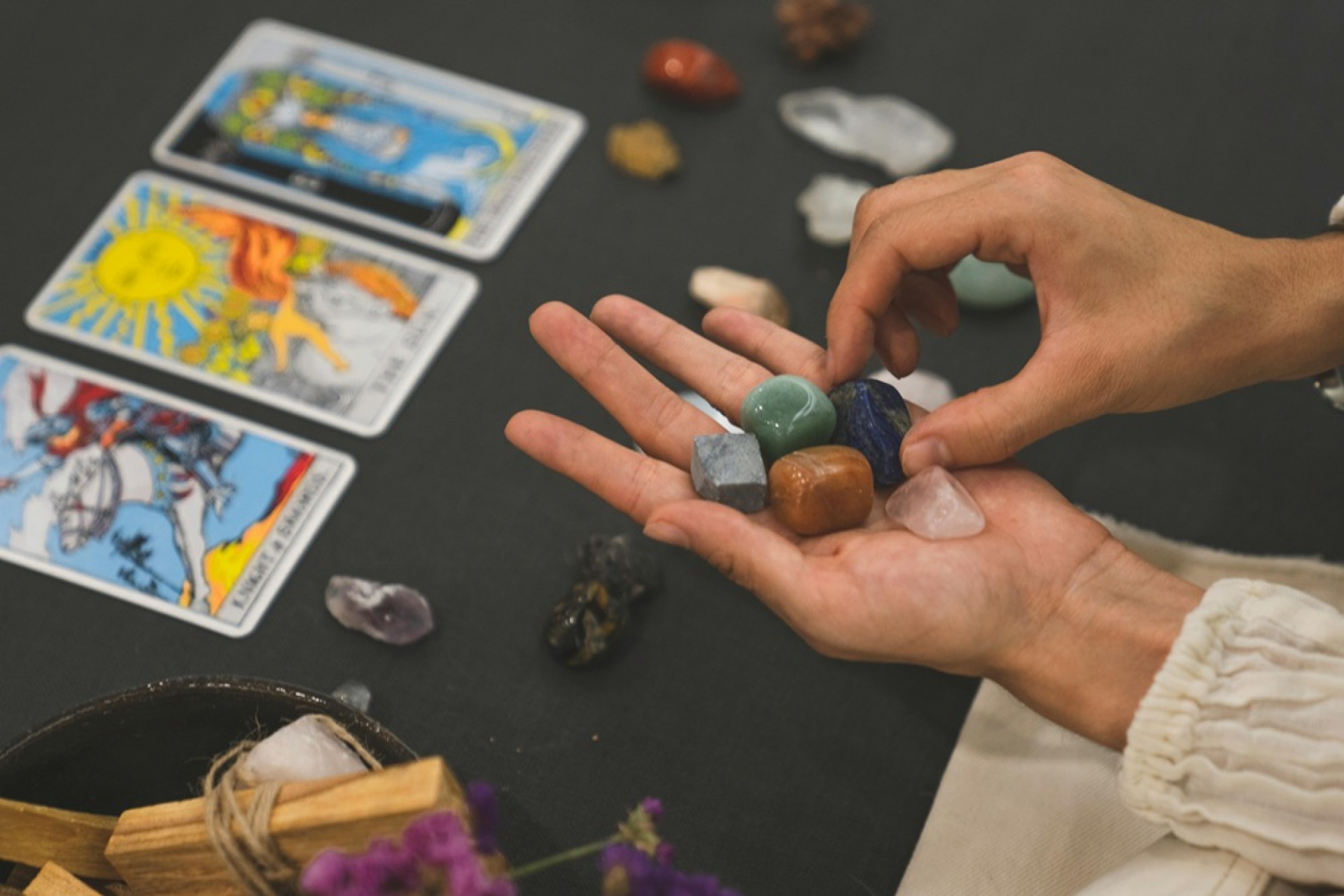 Tarot e os quatro elementos: o que os naipes revelam sobre voc&ecirc;