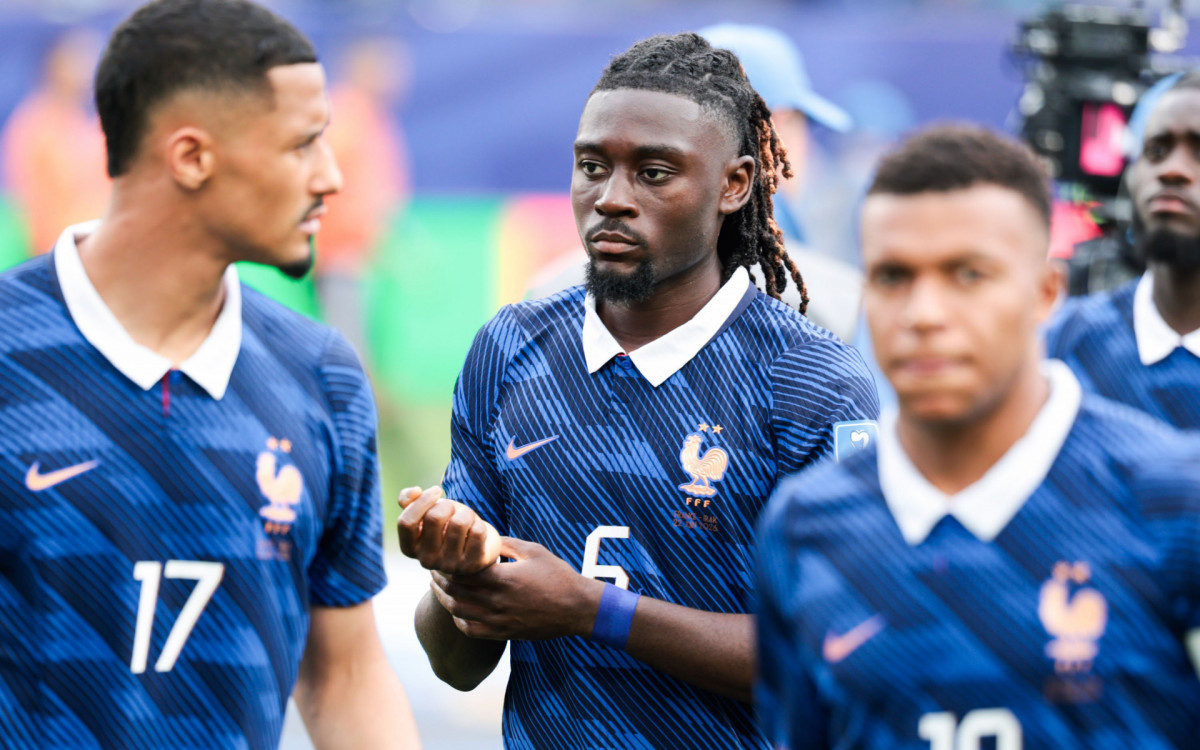 Manu Kon&eacute;, ao centro, foi titular nas &uacute;ltimas duas partidas da Fran&ccedil;a, no lugar de Tchouameni