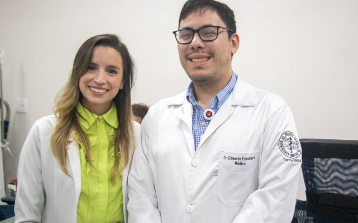 Coordenadora da Agência Transfusional do Heal, Rebecca Porto, e o médico responsável pelo banco de sangue, Eduardo Fukamachi - Érica Martin/Agência O DIA