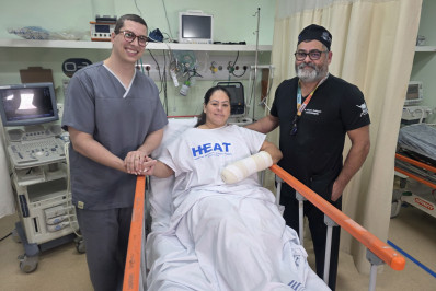 Empresária que levou nove facadas do companheiro conhece equipe médica que a salvou