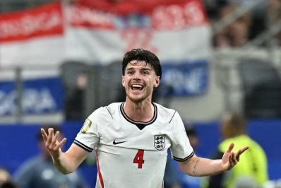 Meia da Inglaterra revela problema muscular e culpa calendário: 'Quantidade obscena de jogos'