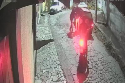 Motorista tem carro roubado em São Gonçalo e mulher revela desespero