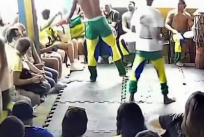 Turista colombiana é indiciada por injúria racial após sugerir entregar banana a capoeirista
