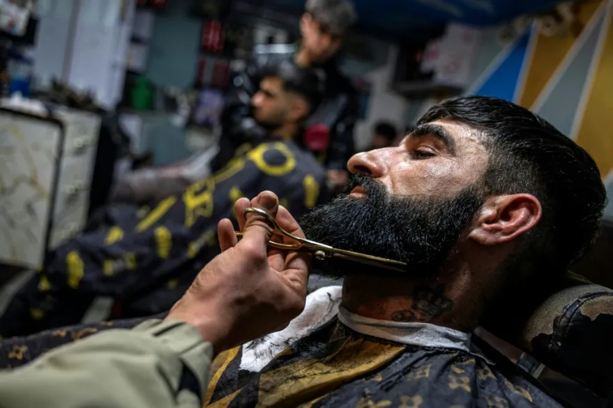 Trabalhadores humanitários são detidos no Afeganistão por usar barba muito curta