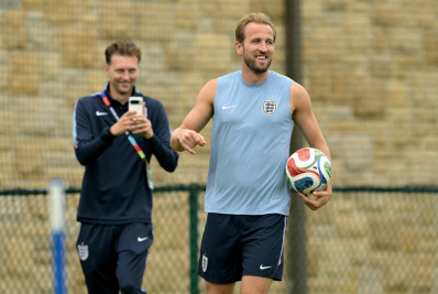 Harry Kane pede calma à Inglaterra antes de duelo contra a Noruega