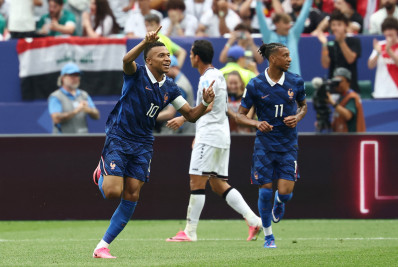 Mbappé marca dois gols, França vence Iraque e garante vaga no mata-mata da Copa