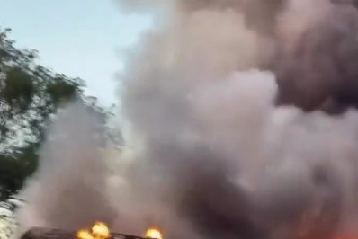 Vídeo: Ônibus pega fogo na Rio-Santos