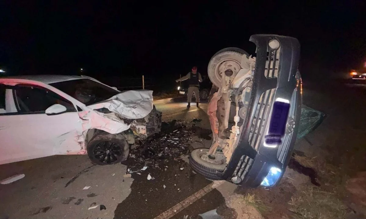 Acidente de carro deixa uma pessoa morta e duas feridas em MG