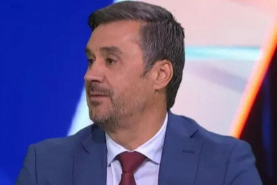 Ex-jogador é acusado de racismo ao comentar expulsão de zagueiro belga em TV sérvia