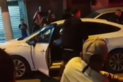 Homem morre ao ter carro fuzilado em Magé