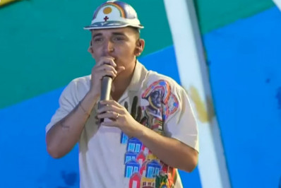 João Gomes brinca com presença de professoras em show: 'Corrigir prova que é bom...'
