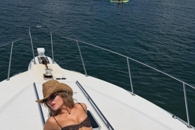 De biquíni, Luísa Sonza curte passeio de lancha em Miami