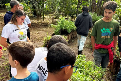 Jovens agricultores de Casimiro de Abreu transformam colheita de 602 kg de inhame em gesto solidário para a APAE