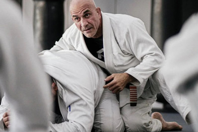 Zé Mário Sperry recebe faixa coral e celebra legado que ajudou a moldar artes marciais no Brasil