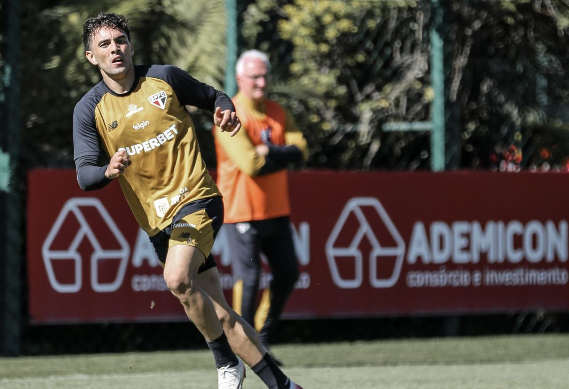 S&atilde;o Paulo volta a treinar ap&oacute;s folga e conta com novidade