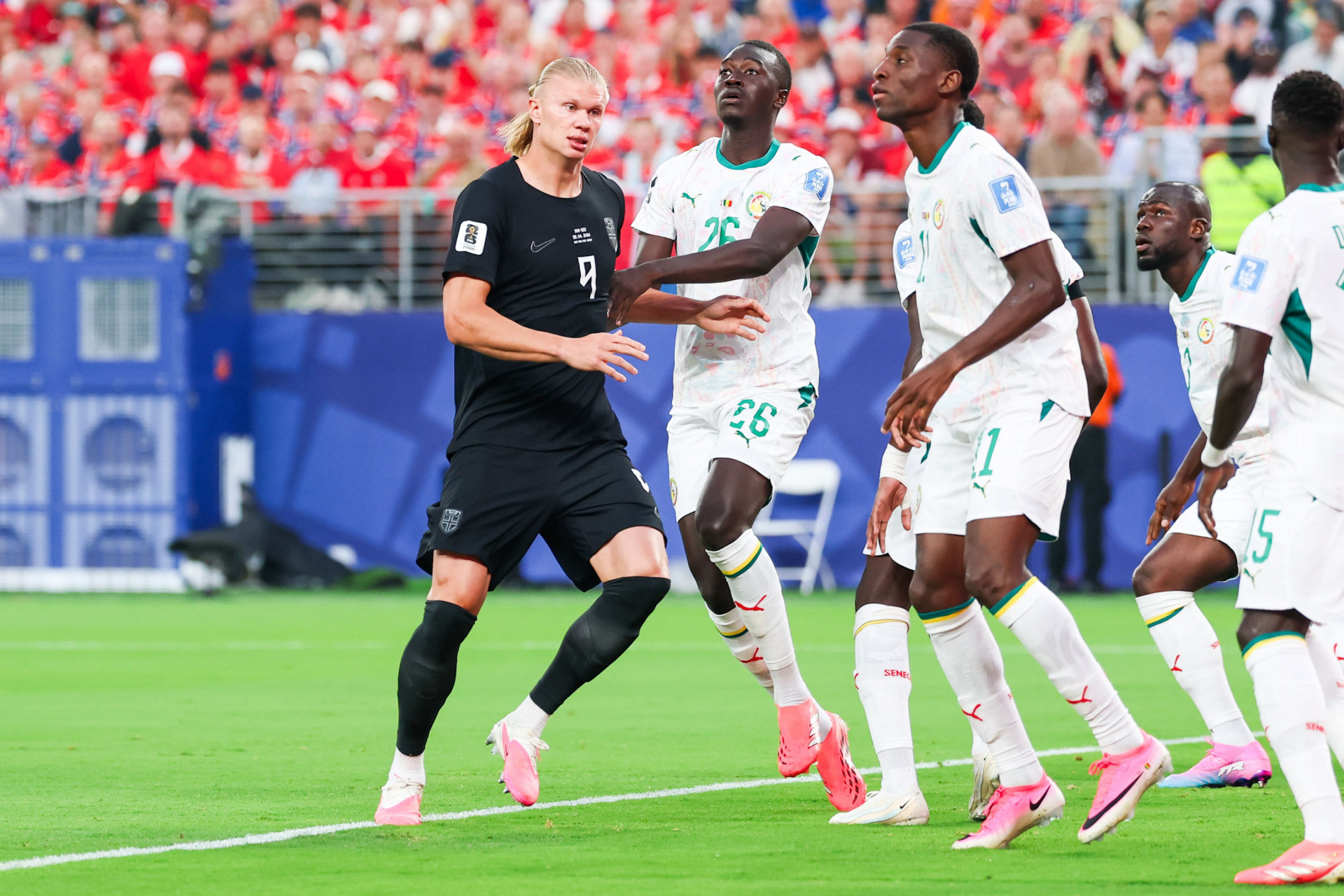 Erling Haaland, jogador da Noruega, e Pape Gueye, jogador do Senegal, válida pela segunda rodada do Grupo I da fase de grupos da Copa do Mundo FIFA de 2026, no Estádio Nova York-Nova Jersey, em East Rutherford, Estados Unidos, nesta segunda-feira (22). - William Volcov/Parceiro/Agência O Dia