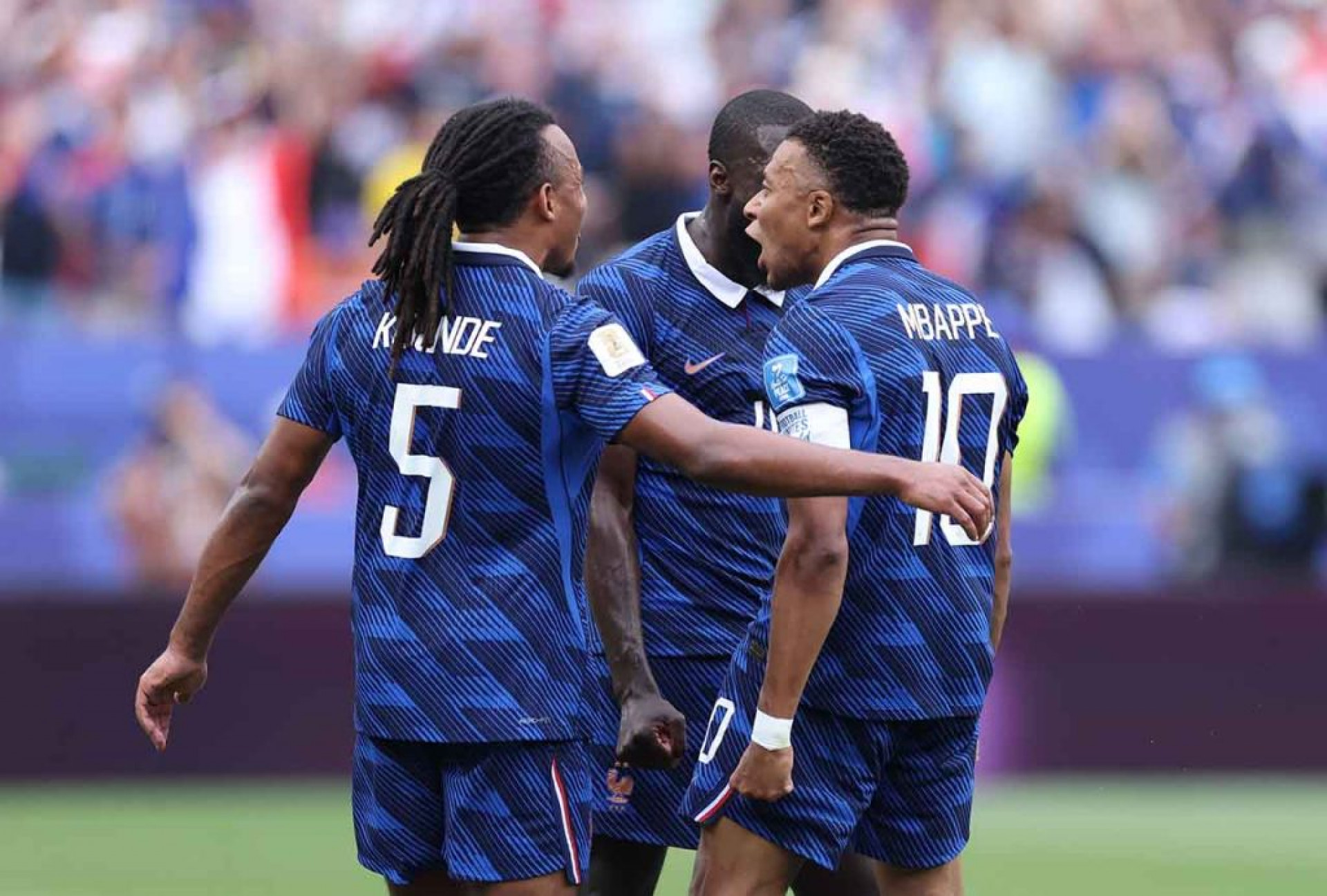 Mbapp&eacute; ultrapassa Ronaldo e segue na cola de Messi na artilharia das Copas