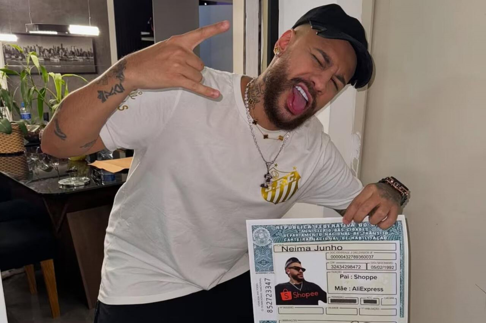 S&oacute;sia de Neymar tem escolta de seguran&ccedil;a na Copa e atrai multid&atilde;o
