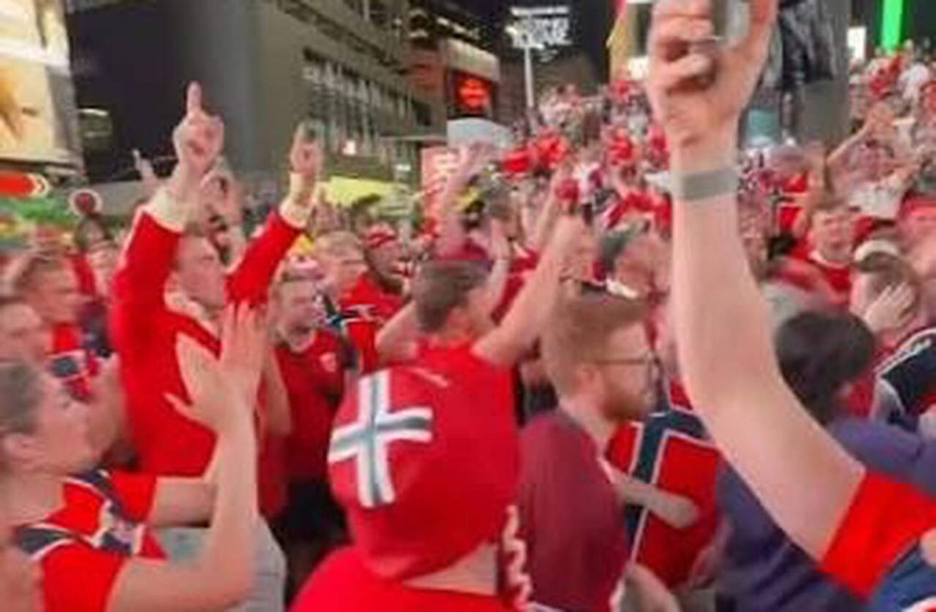 Noruegueses invadem a Times Square e fazem remada viking