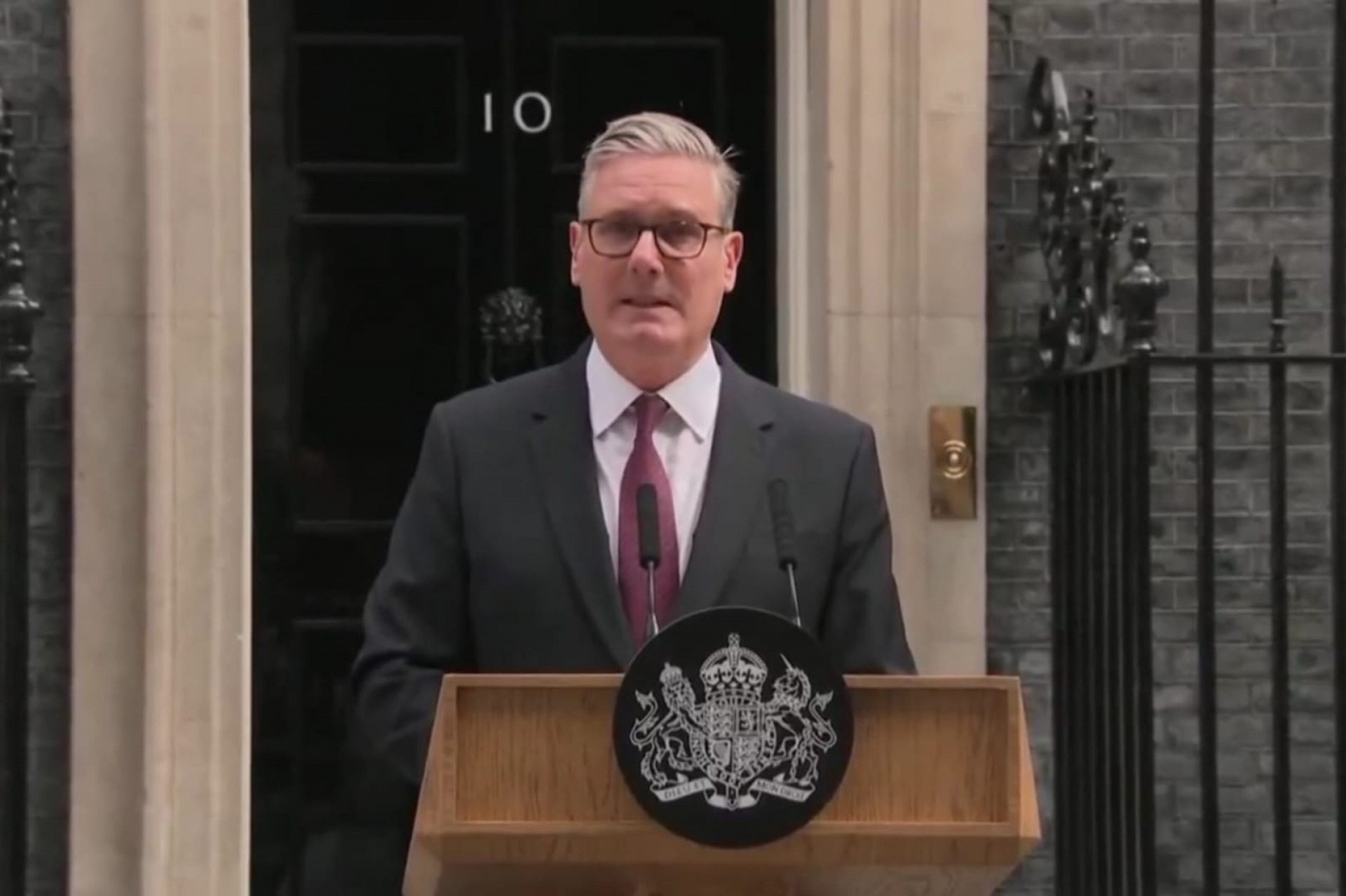 Keir Starmer seguir&aacute; como primeiro-ministro at&eacute; defini&ccedil;&atilde;o de sucessor